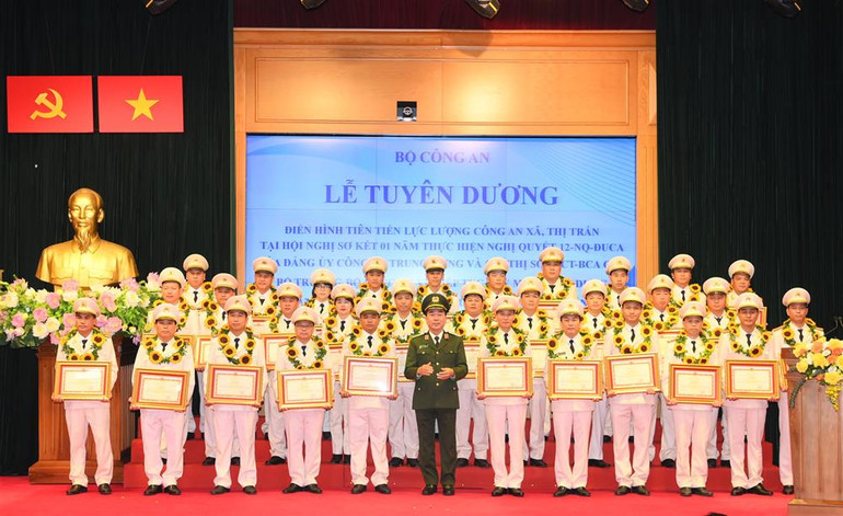 Thứ trưởng Trần Quốc Tỏ trao Bằng khen của Bộ Công an tặng Công an xã, thị trấn có thành tích xuất sắc.