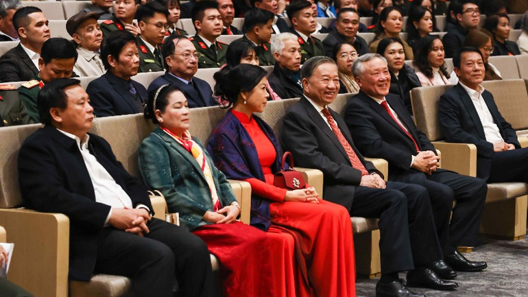 Tổng Bí thư Tô Lâm và các đồng chí lãnh đạo, các đại biểu dự chương trình. Tổng Bí thư Tô Lâm và các đồng chí lãnh đạo, các đại biểu dự chương trình.