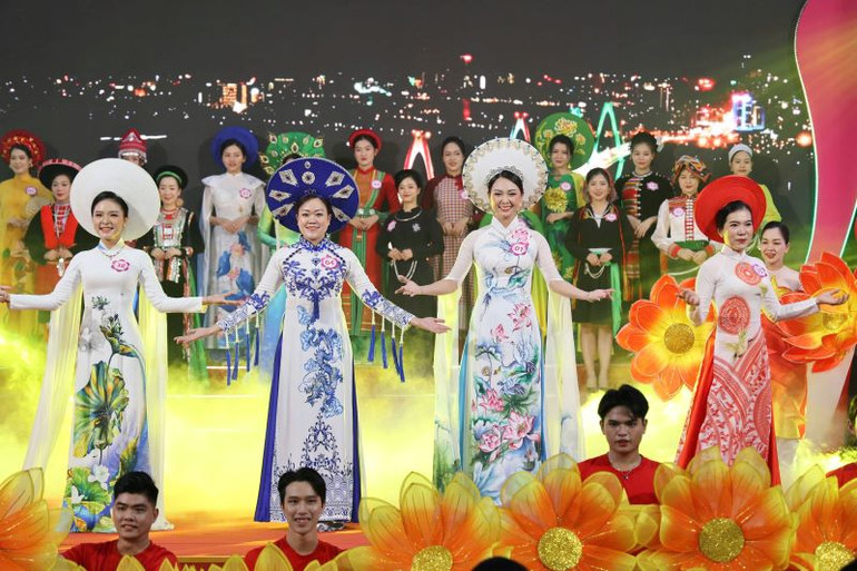 Tiết mục dự thi trình diễn áo dài.