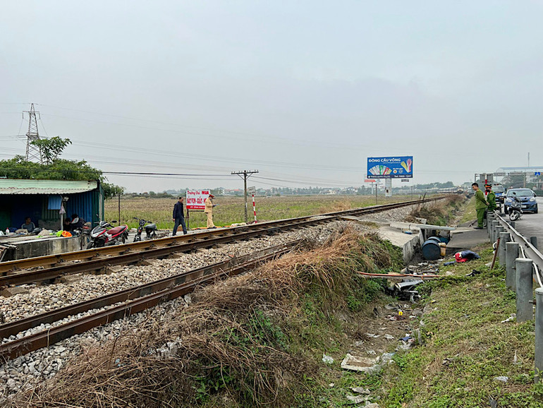 Hành vi tự tháo tôn hộ lan ở lề đường Quốc lộ 5 để mở đường ngang trái phép gây tai nạn giao thông chết người. Hành vi tự tháo tôn hộ lan ở lề đường Quốc lộ 5 để mở đường ngang trái phép gây tai nạn giao thông chết người.