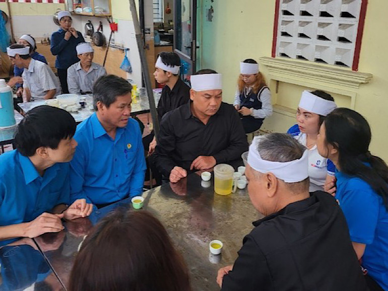 Đồng chí Huỳnh Thanh Xuân (thứ 2 từ trái sang) chia buồn với gia đình đoàn viên Lê Thị Oanh.