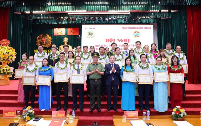 Lãnh đạo hai đơn vị chụp ảnh lưu niệm cùng đại diện các tập thể, cá nhân hội viên nông dân tiêu biểu.