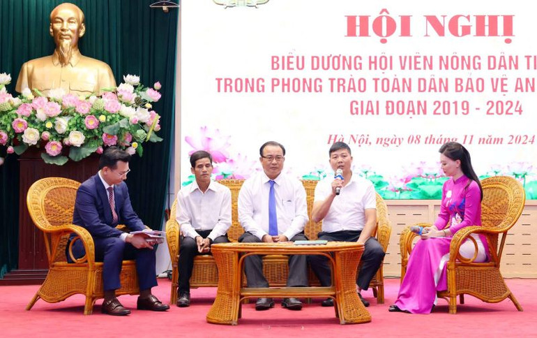 Giao lưu với các điển hình hội viên nông dân tiêu biểu.