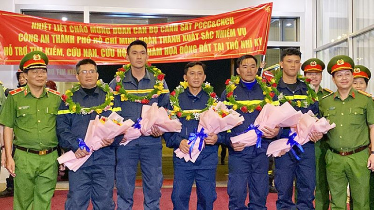 Trung tá Thành (đứng giữa) và đồng đội được lãnh đạo Công an Thành phố Hồ Chí Minh chào đón, chúc mừng khi hoàn thành xuất sắc nhiệm vụ cứu nạn, cứu hộ quốc tế trở về từ Thổ Nhĩ Kỳ.