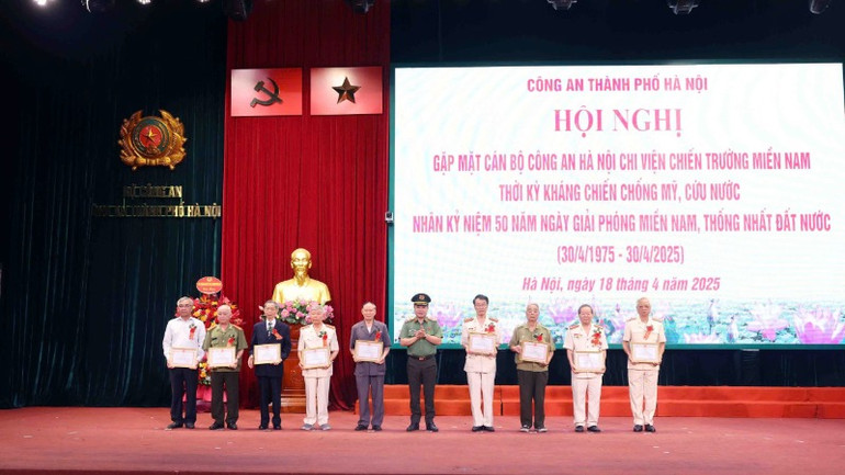 Khen thưởng đối với các đồng chí có nhiều đóng góp trong Ban liên lạc chiến trường B, C, K.