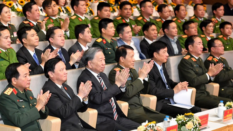 Các đại biểu tham dự chương trình.