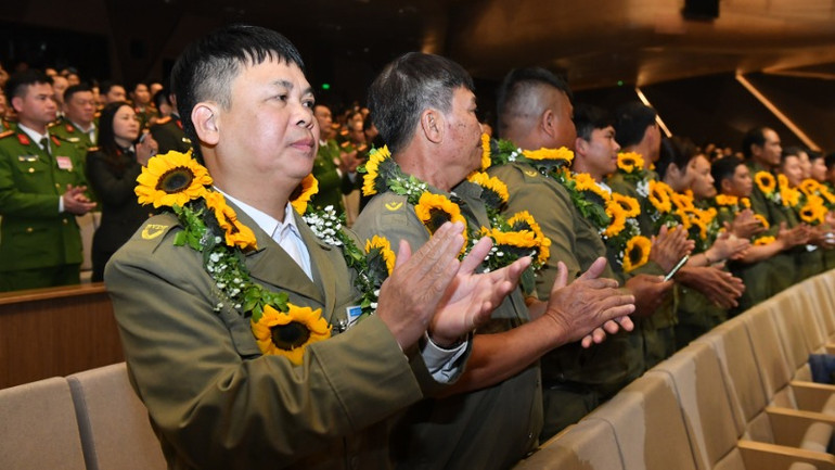 Các gương điển hình tiêu biểu tham dự chương trình.