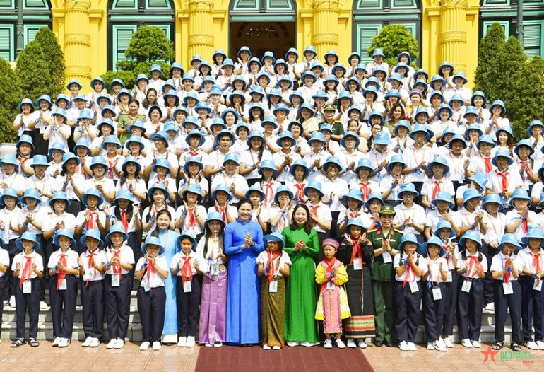 Phó Chủ tịch nước Võ Thị Ánh Xuân với các đại biểu, các con mồ côi dự Trại hè “Hoa hướng dương” năm 2023. Phó Chủ tịch nước Võ Thị Ánh Xuân với các đại biểu, các con mồ côi dự Trại hè “Hoa hướng dương” năm 2023.