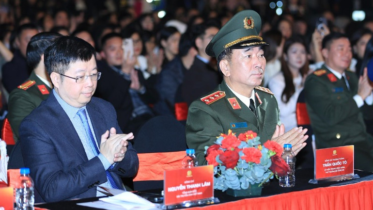 Các đại biểu tham dự chương trình.