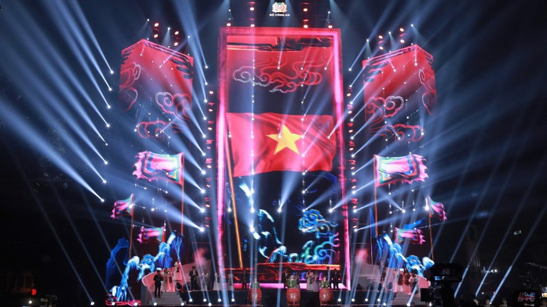 Sân khấu dàn dựng công phu, hiện đại.