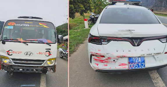 Xe khách và phía đuôi xe Cảnh sát giao thông bị hư hại do bị đâm từ sau nhiều lần.