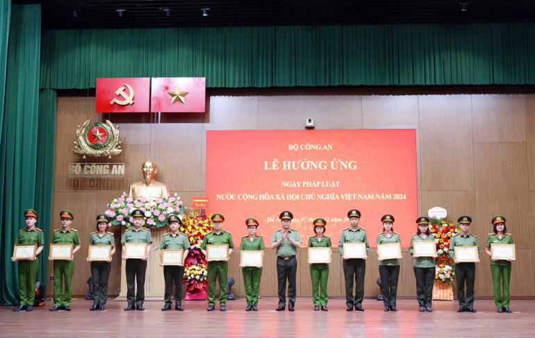 Thứ trưởng Lê Quốc Hùng trao Bằng khen tặng các cá nhân.