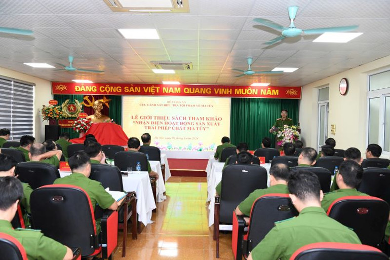 Toàn cảnh lễ ra mắt sách "Nhận diện hoạt động sản xuất trái phép chất ma túy".