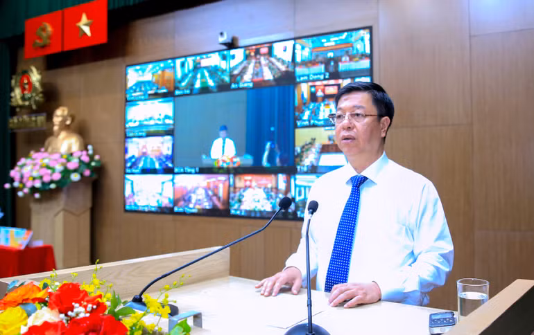 Phó Giáo sư, Tiến sĩ Vũ Trọng Lâm thảo luận tại Toạ đàm.
