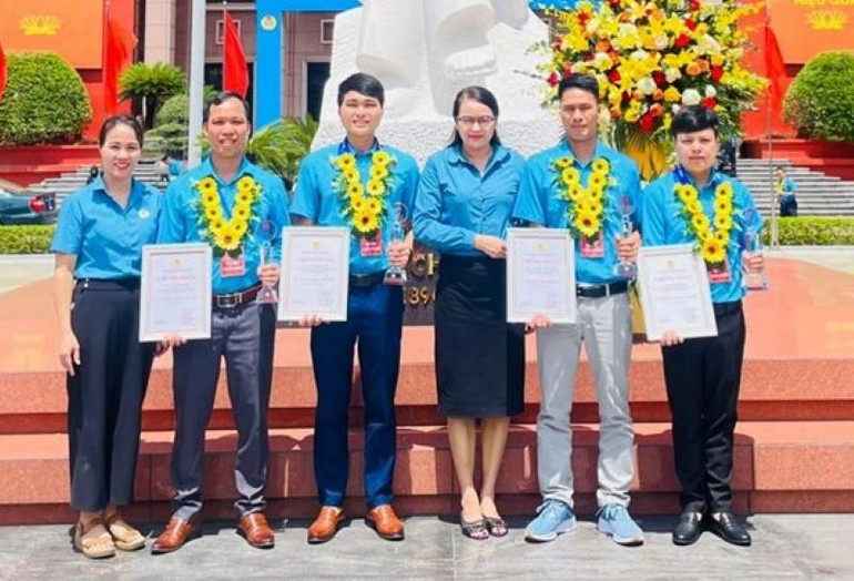 Kỹ sư Trần Việt Hưng (đứng thứ 2 từ trái qua) là 1 trong 4 công nhân, lao động tỉnh Thái Nguyên được trao tặng Giải thưởng Nguyễn Đức Cảnh năm 2023.