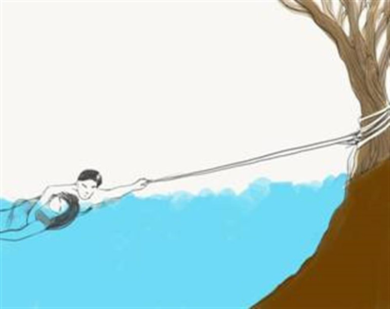 Cứu người bằng cách cột một đầu dây vào vật thể cố định trên bờ