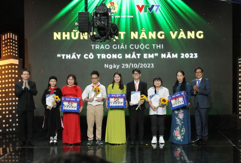 Trao tặng giải Nhất.