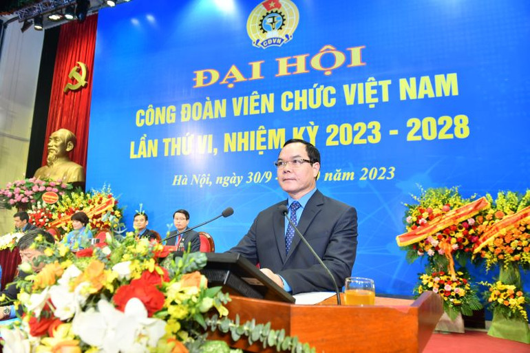 Chủ tịch Tổng Liên đoàn Lao động Việt Nam Nguyễn Đình Khang giao nhiệm vụ tại Đại hội.