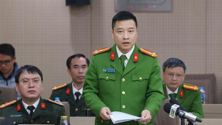 Thượng tá Vũ Thanh Tùng, thông tin đến báo chí tiến độ các vụ án tham nhũng, lãng phí.