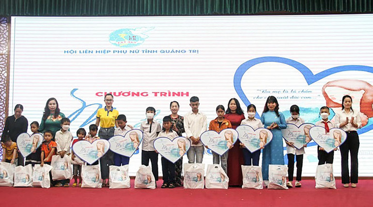 Hội Liên hiệp Phụ nữ tỉnh Quảng Trị tổ chức Chương trình "Mẹ đỡ đầu lan tỏa yêu thương". Hội Liên hiệp Phụ nữ tỉnh Quảng Trị tổ chức Chương trình "Mẹ đỡ đầu lan tỏa yêu thương".
