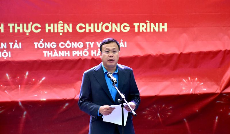 Chủ tịch Tổng Liên đoàn Lao động thành phố Hà Nội Phạm Quang Thanh chúc công nhân, lao động về quê ăn Tết thượng lộ bình an và trở lại làm việc đúng hẹn.