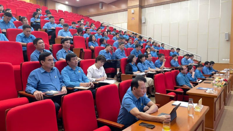 Các cán bộ công đoàn chủ chốt tham gia tập huấn.