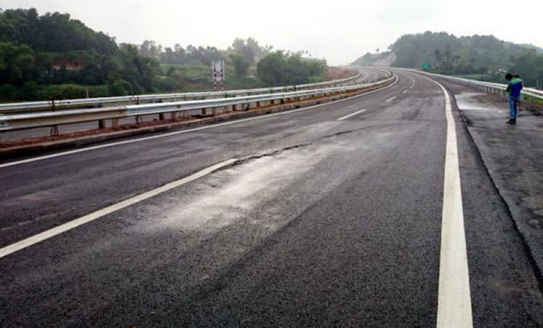 Cao tốc Hà Nội - Lào Cai, 2 làn đường, nhiều đoạn xuống cấp.