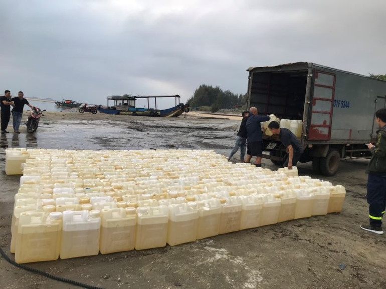 Số xăng này được chiết từ cột bơm xăng gắn trên tàu mang biển số QN-85xx neo đậu tại vùng biển thuộc thành phố Móng Cái, tỉnh Quảng Ninh.