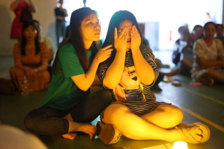 Những giọt nước mắt hạnh phúc của cặp Mẹ đỡ đầu con nuôi trong Trại hè Hoa hướng dương lần đầu tiên dành cho trẻ mồ côi cấp toàn quốc, do Trung ương Hội Liên hiệp Phụ nữ Việt Nam phối hợp Tổng cục Chính trị Quân đội nhân dân Việt Nam tổ chức. Những giọt nước mắt hạnh phúc của cặp Mẹ đỡ đầu con nuôi trong Trại hè Hoa hướng dương lần đầu tiên dành cho trẻ mồ côi cấp toàn quốc, do Trung ương Hội Liên hiệp Phụ nữ Việt Nam phối hợp Tổng cục Chính trị Quân đội nhân dân Việt Nam tổ chức.