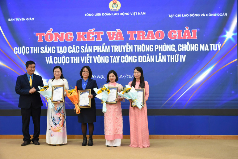 Tổng Biên tập Tạp chí Lao động và Công đoàn Trần Duy Phương trao giải.