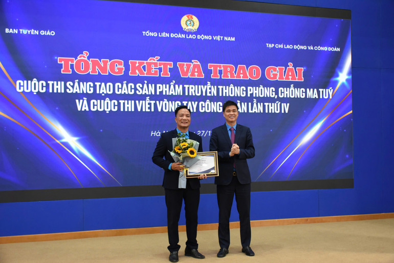 Đồng chí Ngọ Duy Hiểu trao giải Nhất sản phẩm truyền thông phòng, chống ma túy tặng tác giả Dương Văn Thái.