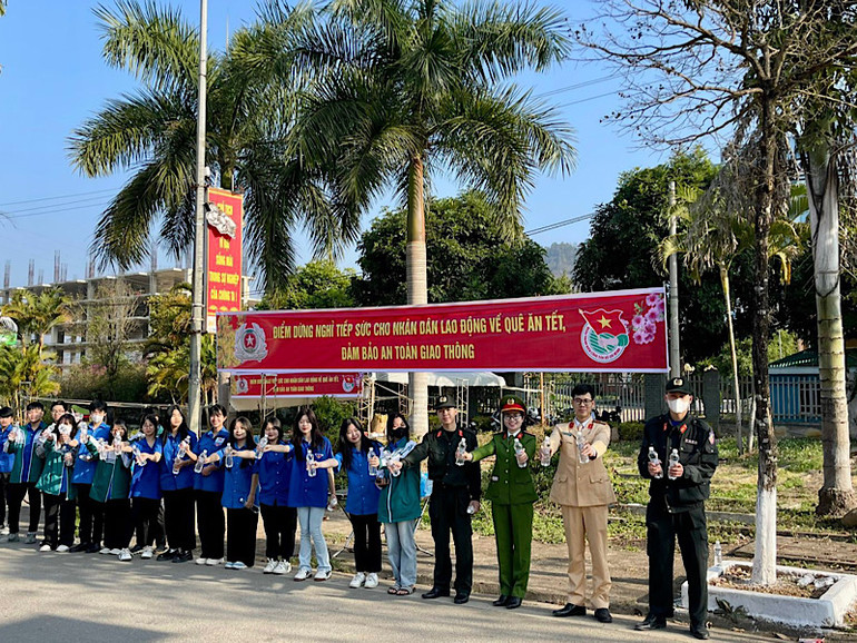 Phòng Cảnh sát giao thông Công an Sơn La cùng thanh niên tình nguyện sẵn sàng hỗ trợ nhân dân về quê đón Tết.