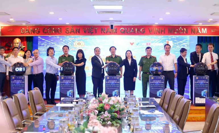 Các đại biểu tiến hành nghi thức phát động.