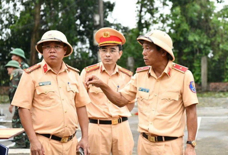 Thiếu tướng Nguyễn Văn Mừng chỉ đạo tại hiện trường.