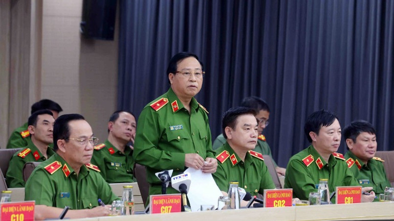 Đại diện các đơn vị nghiệp vụ trả lời câu hỏi báo chí quan tâm.