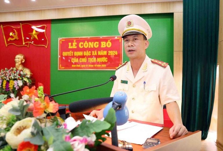 Đại tá Trần Đức Phong, Giám thị Trại giam Ninh Khánh công bố Quyết định đặc xá năm 2024.