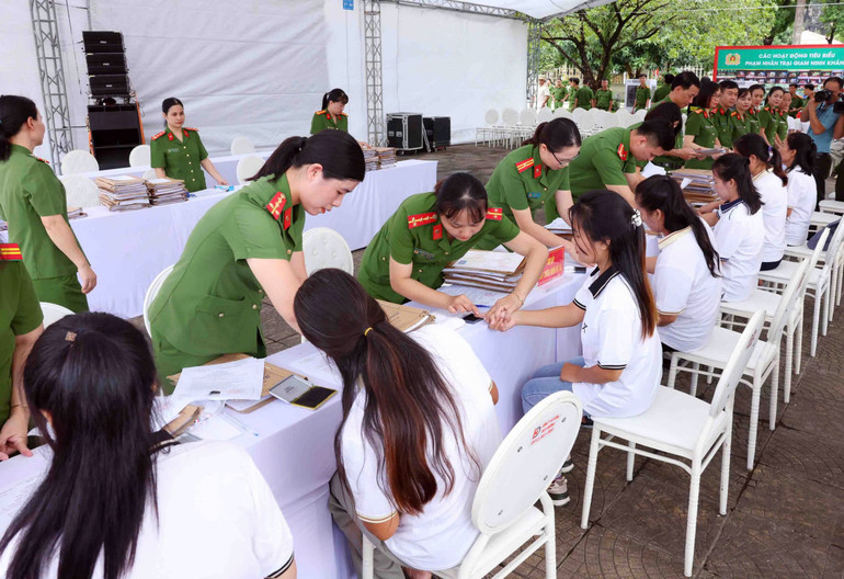 Làm thủ tục cấp Giấy chứng nhận cho các đối tượng được đặc xá.