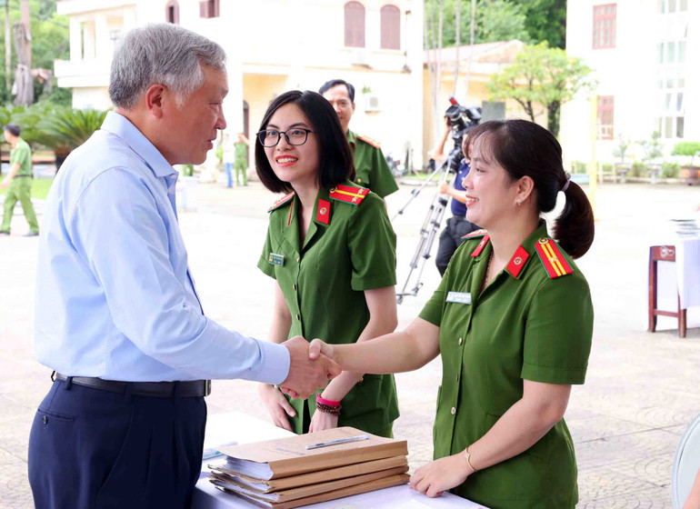 Đồng chí Nguyễn Hòa Bình thăm hỏi, động viên đội ngũ cán bộ triển khai công tác đặc xá Trại giam Ninh Khánh.