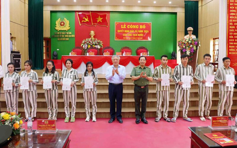 Phó Thủ tướng Thường trực Chính phủ Nguyễn Hòa Bình và Trung tướng Lê Văn Tuyến trao Giấy chứng nhận đặc xá cho đại diện phạm nhân.