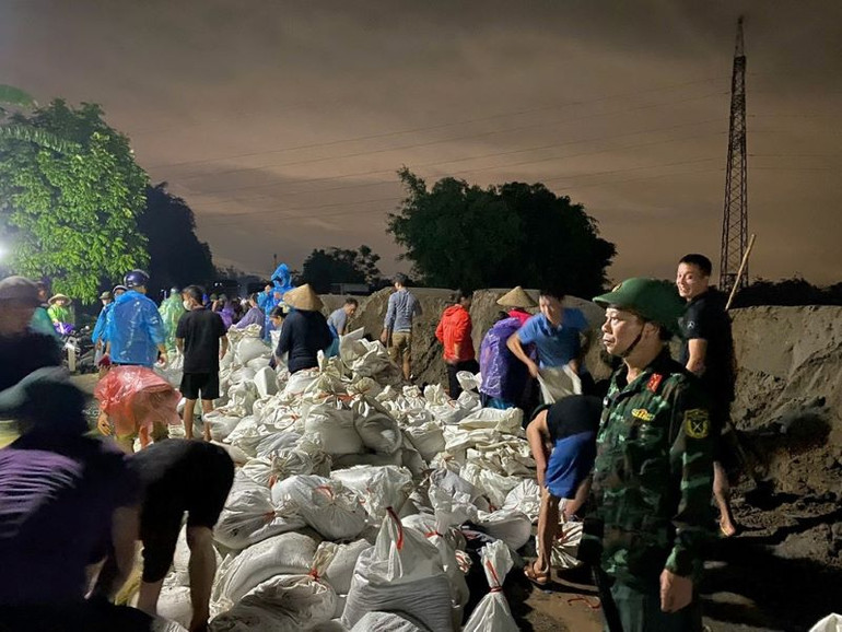 Cán bộ, đoàn viên Công đoàn huyện Thanh Trì tham gia chống lũ tại các xã vùng bãi.