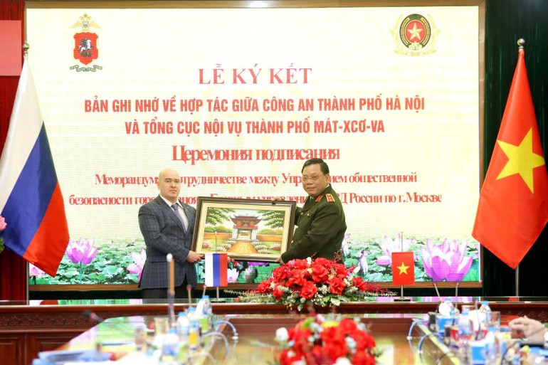 Giám đốc Công an thành phố Hà Nội tặng quà lưu niệm Đoàn công tác.