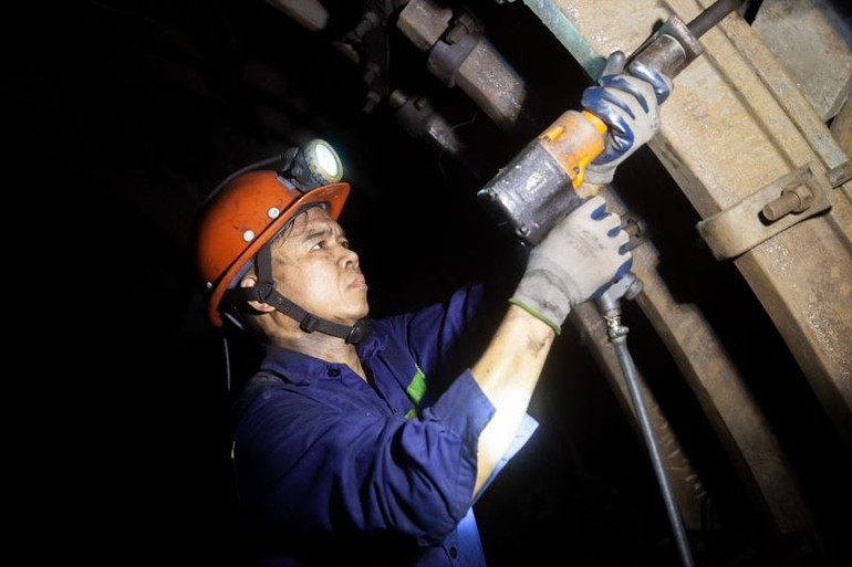 Thợ lò Lê Văn Biên tại khai trường Công ty Than Thống Nhất. Thợ lò Lê Văn Biên tại khai trường Công ty Than Thống Nhất.