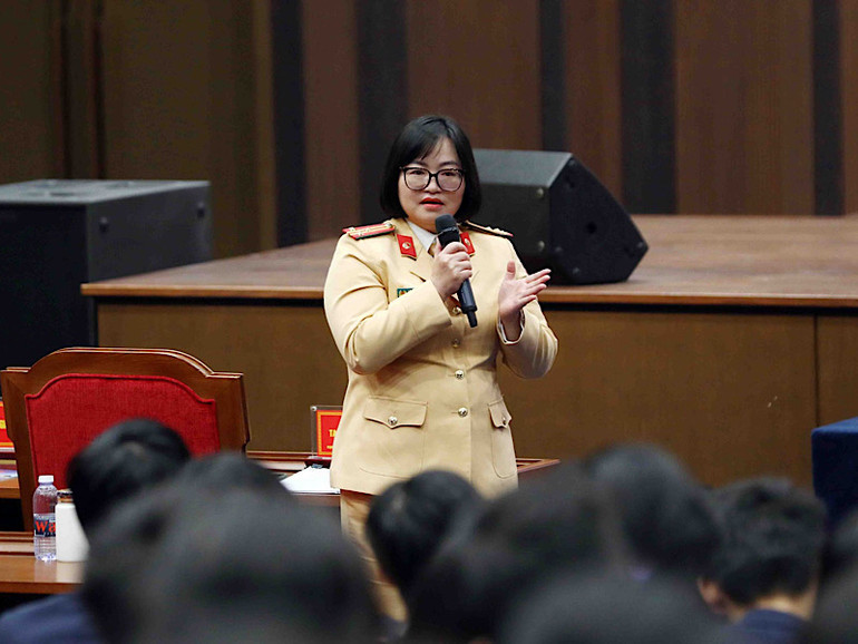 Đại diện Cục Cảnh sát giao thông phân tích các tình huống vi phạm pháp luật giao thông.