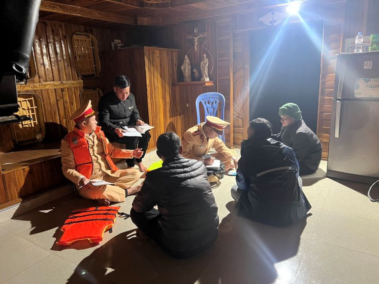 Tổ công tác thuộc Đội Cảnh sát đường thủy số 2 ( Phòng Cảnh sát giao thông thành phố Hà Nội) phối hợp cơ quan chức năng bắt giữ phương tiện khai thác cát trái phép trên lòng sông Hồng.