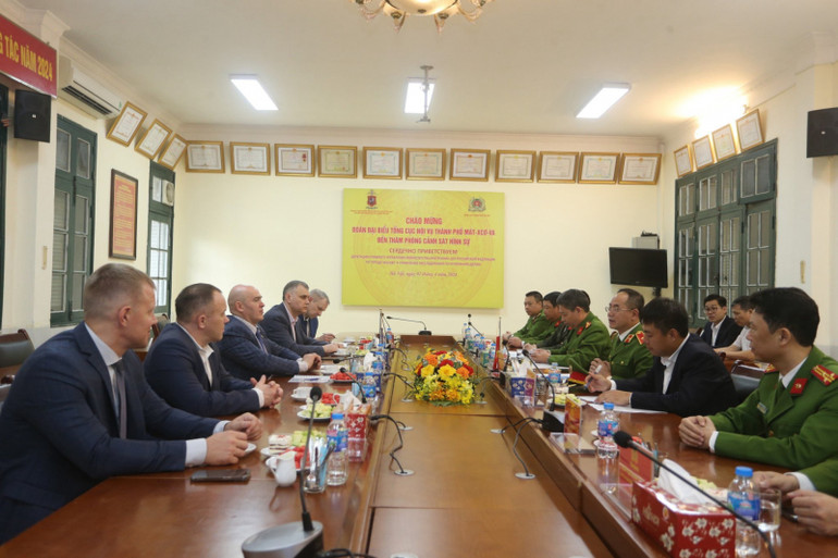 Đoàn Công tác trao đổi kinh nghiệm phòng, chống tội phạm với Phòng Cảnh sát hình sự Công an thành phố Hà Nội.