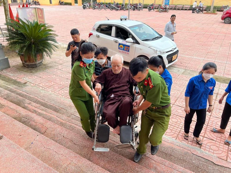 Đại úy Trần Trung Hiếu cùng đồng đội trong chiến dịch cấp căn cước cho công dân.