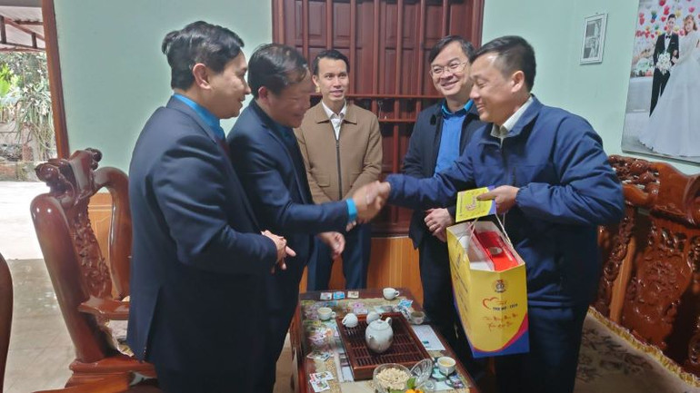 Công đoàn TKV thăm, tặng quà gia đình tiêu biểu xuất sắc Công ty Xi măng La Hiên.