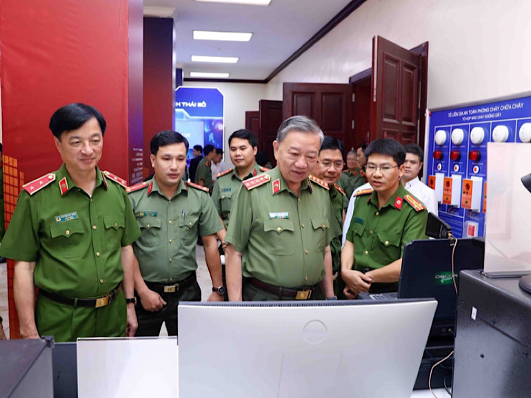 Bộ trưởng Công an Tô Lâm và các đại biểu tham quan các thiết bị, dịch vụ công tiêu biểu trong chuyển đổi số của ngành Công an.