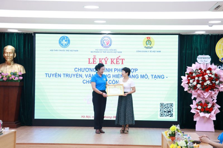 Công đoàn Y tế Việt Nam tri ân Thạc sĩ, nữ điều dưỡng Lộ Thị Thủy Linh.