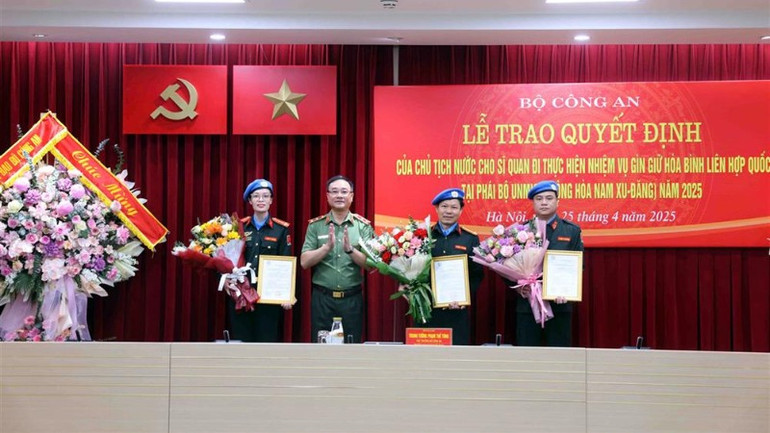 Trao quyết định cho 3 đồng chí trong Tổ công tác số 5. Trao quyết định cho 3 đồng chí trong Tổ công tác số 5.